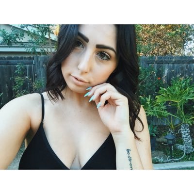 itscarlylee's profile picture. 