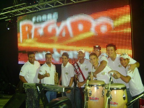 A Banda Forró Pegado é formada por: Bruno, Sting, Marcus, RollingStones, SyBatera, Jonas Cds, Enderson e Nenem.