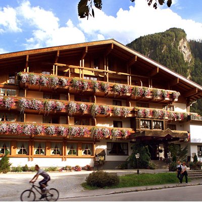 The Hotel Falkenstein is located at the foot of Kitzsteinhorn Glacier in Kaprun Zell am See. The hotel offers big spa facilities with indoor pool, 3 saunas, ...