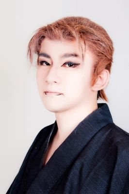 御陵一座所属
三下担当の御陵朔夜です!
脇役のトップ目指して精進!
素顔は映画大好きな自由人です。
お仕事の依頼御座いましたらご連絡下さい!