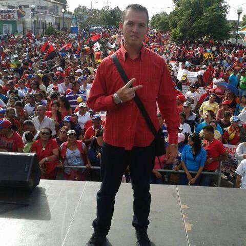 venezolano militante del psuv y 100% chavista y madurista y miembro de la #tropa
y miembro del colectivo de jovenes por la paz y la vida en guanipa