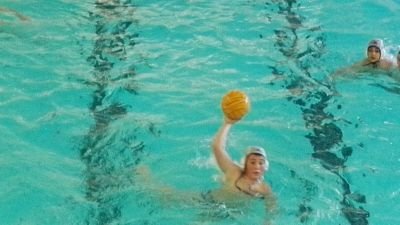 Me gusta hacer deporte especialmente, el waterpolo. También me gusta la musica