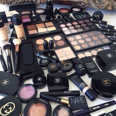 makeupreviewbyB's profile picture. I hope your makeup is poppin