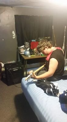 musician, handyman, youtuber, manager.
I scare my self cause teenagers scare the living shit out of me.
class of 2018
