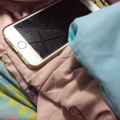 EeMenie's profile picture. just smiled... will be able can pass the barrier all :)