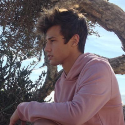 cameronrpgtmp's profile picture. Blue jeans red lips