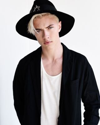 AaronWarens's profile picture. la voisine