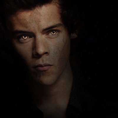 RoyalWerewolf's profile picture. why should I have an bio?