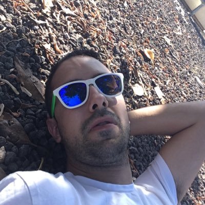 De profesión IMBÉCIL, y puedo asegurar que soy de los mejores. Y en mis ratos libres me gusta trollear los twett de la gente
