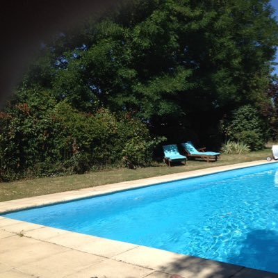 La Rochelle Lodge, chambres d'hôtes de charme avec piscine est située à 10 mn de La Rochelle au coeur des accès vers les îles, les plages et le Marais Poitevin.