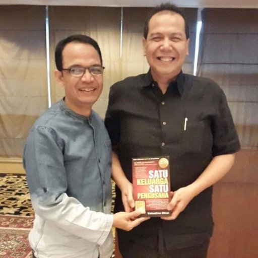 Penulis buku best seller SATU KELUARGA SATU PENGUSAHA, Chairman SDI Baru (Syarikat Dagang Islam Baru), HP: 081319618972