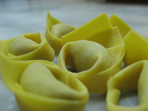 Il pastificio Bertoni è attivo a Milano in via Canonica dal 1965 e produce diversi tipi di pasta fresca ripiena, prodotti da forno e dolci.
