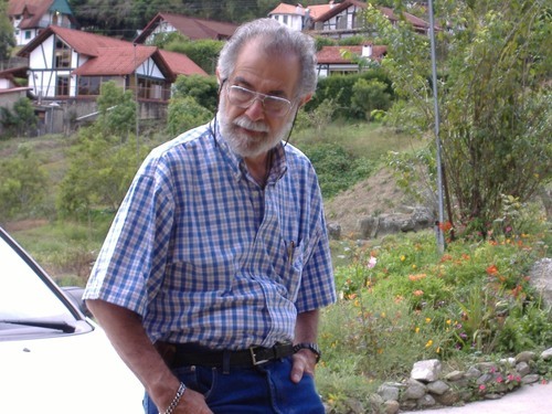 Médico psiquiatra. Psicoterapeuta gestáltico especializado en el área de la sexualidad. Operómano militante. Admirador del auténtico Libertador.