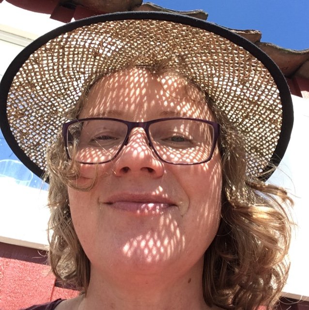Kunsthistoriker, journalist og kulturbyråkrat. Bor i Drøbak, har torp i Bohuslän.