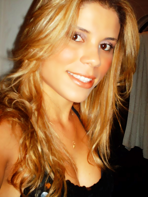 Eu sou ESSA da fotinha, Como Vê loirinha, atrevida e Muito e tb companheira, em busca da felicidade.