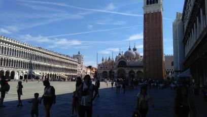 nahumartinez13's profile picture. Ciertamente soy un bosque, y un bosque de tenebrosos árboles; pero quien no se asuste de mi oscuridad encontrará también rosas al pie de mis cipreses.