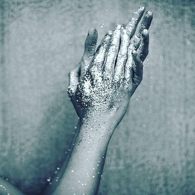 MaryamAilRidh's profile picture. ‏لا تختر نصف حل ..
ولا تقف في منتصف الحقيقة ..
لا تحلم نصف حلم ..
ولا تتعلق بنصف أمل !

لـ جبران خليل جبران