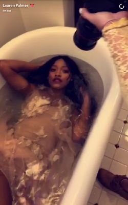 tiiaaaass's profile picture. الملكة تيا
So kya pehna hai tune?    I'm that little brown girl