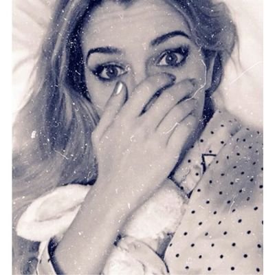 CFORocioAlbacet's profile picture. Ella está aquí,conmigo,su esencia sigue conmigo,se la siente al sonreír,aún la escucho reír,ella es de esas personas,de esas personas que son eternas R;