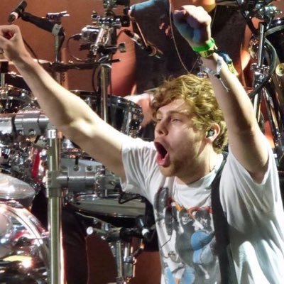 Relatable™ posts ft. @Luke5SOS at #SLFLTinleyPark on July 30th, 2016 :) (free follow from this account if you follow @lukesshoelaces )