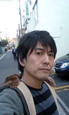 映画監督です。『劇場版ほんとうにあった怖い話・事故物件芸人』シリーズ１〜４が PrimeVideo、U-NEXT 等で視聴できます。ほか『きみの正義 ぼくの正義』『アトのセカイ』など。2025年秋、新作『草迷宮』が控え中。