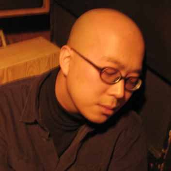 Philosopher+Musician. 📚: 『사유의 악보』, 『드물고 남루한, 헤프고 고귀한』, 『세계-사이』 / 💿: 『레나타 수이사이드 Renata Suicide』, 『성무일도 Officium divinum』, 『노래의 마음』, 『사원소론 Les quatre éléments』.