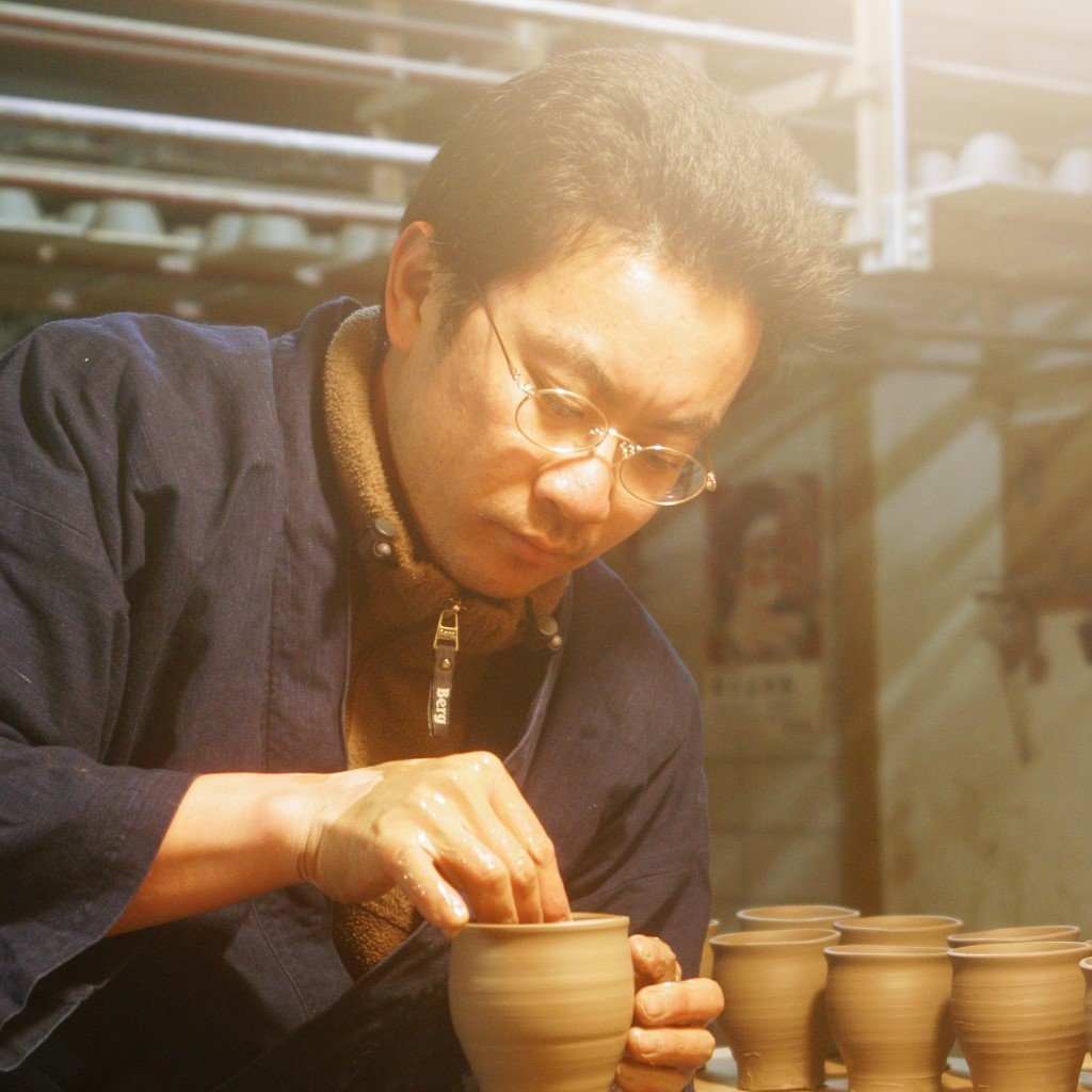 栃木県益子焼にて あおい器「碧色海」にこどわり日常雑器を中心に「ユニバーサル・デザイン」「人にやさしい陶器」をテーマに日々、作陶しています。