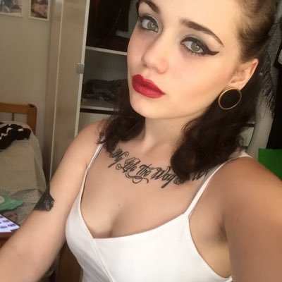 Weed curso esteticista piercings & tattoos olhos verdes