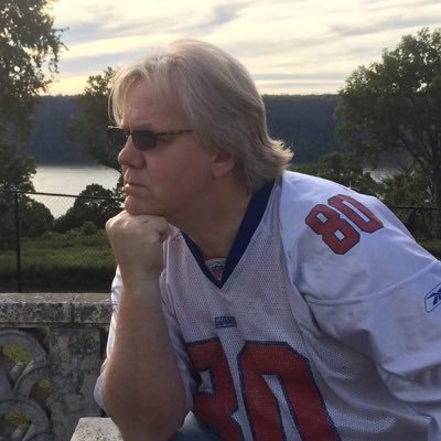 philosopher,father of four,lover of freedom,judger of covers by their books,also madly in love with DollyDoo@NoNeedsNoted and her creepy looking parakeet! #MAGA