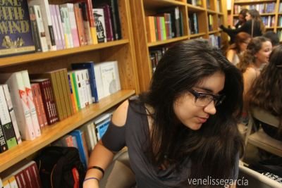 I'm Jennifer. Bilingual. English Literature Major. Writer. Science Geek. Co-owner of Boricuan Bookworms. She/her