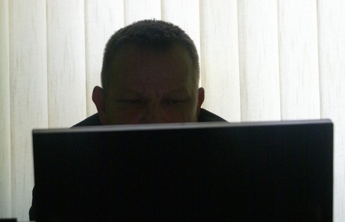 Politolog z wykształcenia i wędkarz z zamiłowania. Pilny obserwator wydarzeń i bezkompromisowy krytyk, czasem jednak cynik i  prześmiewca.