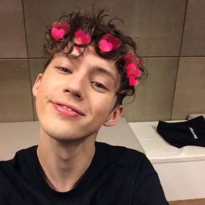 Te dei um Follow grátis, pode dar rt no fix da @IsConfident92 e no link da @MrsMaliksz é importante, pfff rt no meu ultimo tweet tbm pfv