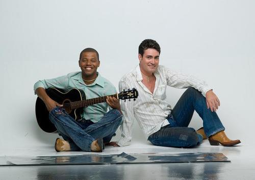 Fábio e João Geraldi, dupla sertaneja de Divinópolis - MG, gravou CD e DVD com o maestro Pinocchio
