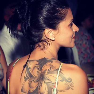 hojanasardinha's profile picture. ❝ Que eu sustente a luz e o brilho no olhar, mesmo sabendo que muitas coisas que vejo no mundo, escurecem meus olhos.❞  Chico Xavier