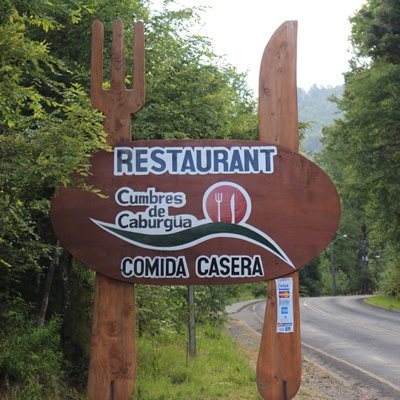Cumbres  de Caburgua es un restaurante familiar de comida casera, ubicado en un  entorno privilegiado, a 200 metros del Lago Caburgua.