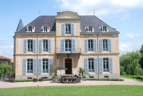 LesBardons's profile picture. Bienvenue au Château Les Bardons! Luxurious holiday home with heated swimming pool. Enjoy France profonde with Family & Friends! https://t.co/NOUgUZKCwi