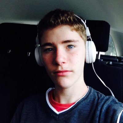 Je suis au lycée. je suis un youtubeur qui essaille de se faire connaître, je fait du gaming et des let's play sur ma chaîne ( TheFireGhost12 ) !!