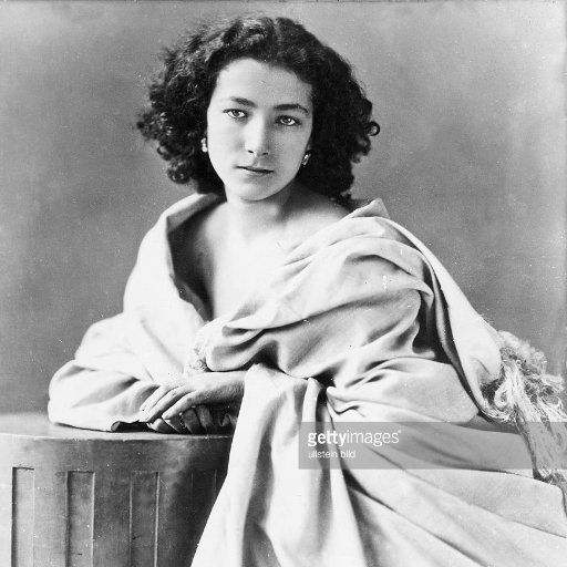 77Joyeux's profile picture. comédienne sans grand talent, chanteuse tous les jours, un coeur rose d'amour