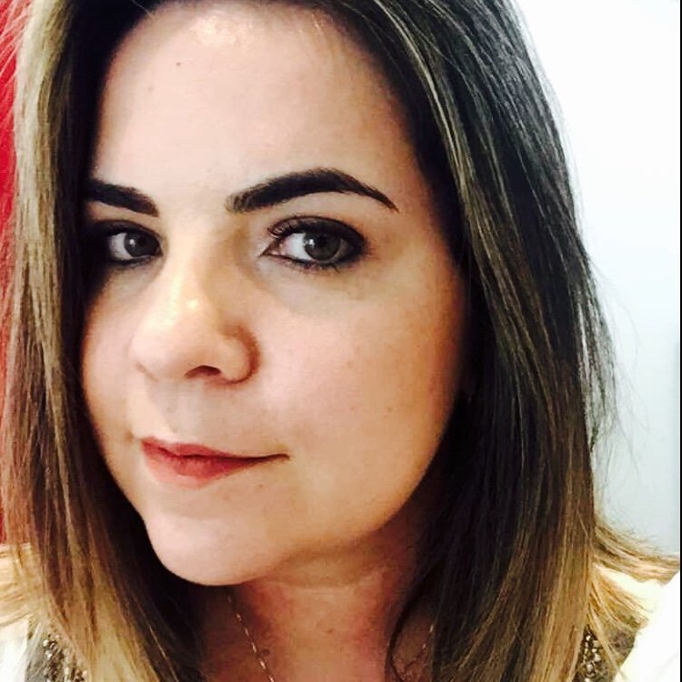 shembers's profile picture. Esposa do Marcos, mãe da Mariana, tia da Gabriella, irmã da Candy e do Jonathan.
Uma apaixonada por makes, esmaltes, culinária e viagens. :)