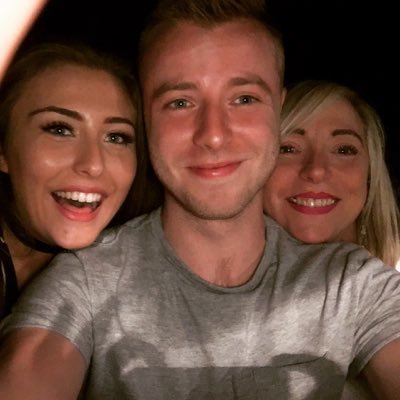 elliottbass's profile picture. Born on the dawn of 16th June 1992. I like speculating about being debt-free & eating chicken madras.