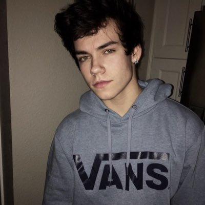 TylerJrp's profile picture. Vampire de +1000 ans innocent comme la brise du matin