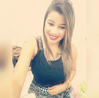 A moça do sorriso aberto