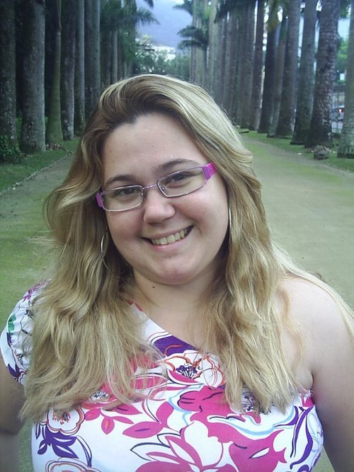 Advogada na pequena Nickity, vascaína de nascimento, botafoguense por convicção desde os 17, ciumenta, perfeccionista, resumindo: complicada e perfeitinha.