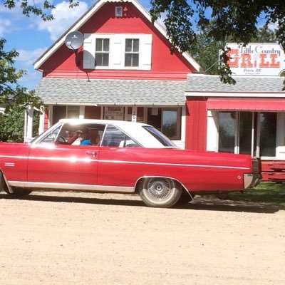 Restaurant in Victoire that borders Morin Lake Regional Park. Established in 1989 and famous for its poutine and homemade burgers. Hosts: Les & Liz Bilodeau
