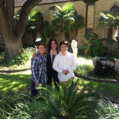 roxymaya2's profile picture. love each other!!! :)