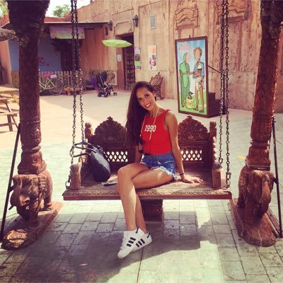 hay silencios llenos de deseos y besos que te salvan la vida❤ // enamorada de granada// Instagram: Nuriiaperez