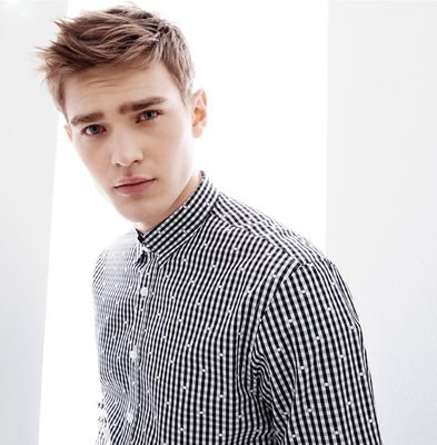 bodevwstrpg's profile picture. dix-sept ans || bisexuel || fée (sang qui attire les vampires, contrôle de la lumière et ailes) || je fuis ton regard, de peur qu'il soit trop tard.