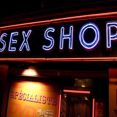 Hello I am Laine! I sell dildos for a living! This twitter is only for tweeting about my job and all the interesting customers I see in a day.