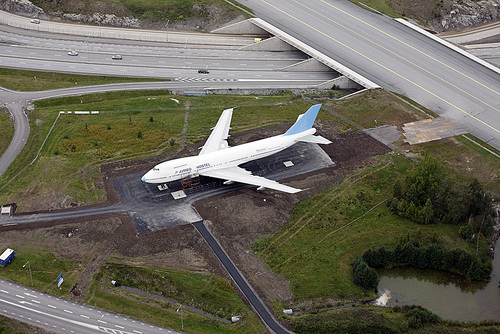 Welcome to one of the world’s coolest hostels! Here you can spend the night onboard a real jumbo jet – on the ground!