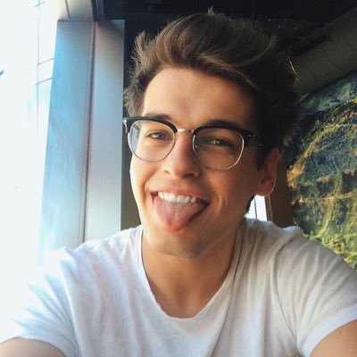 ZachSmithRPG's profile picture. 17yo | 7, poufsouffle | capitaine de l'équipe de quidditch